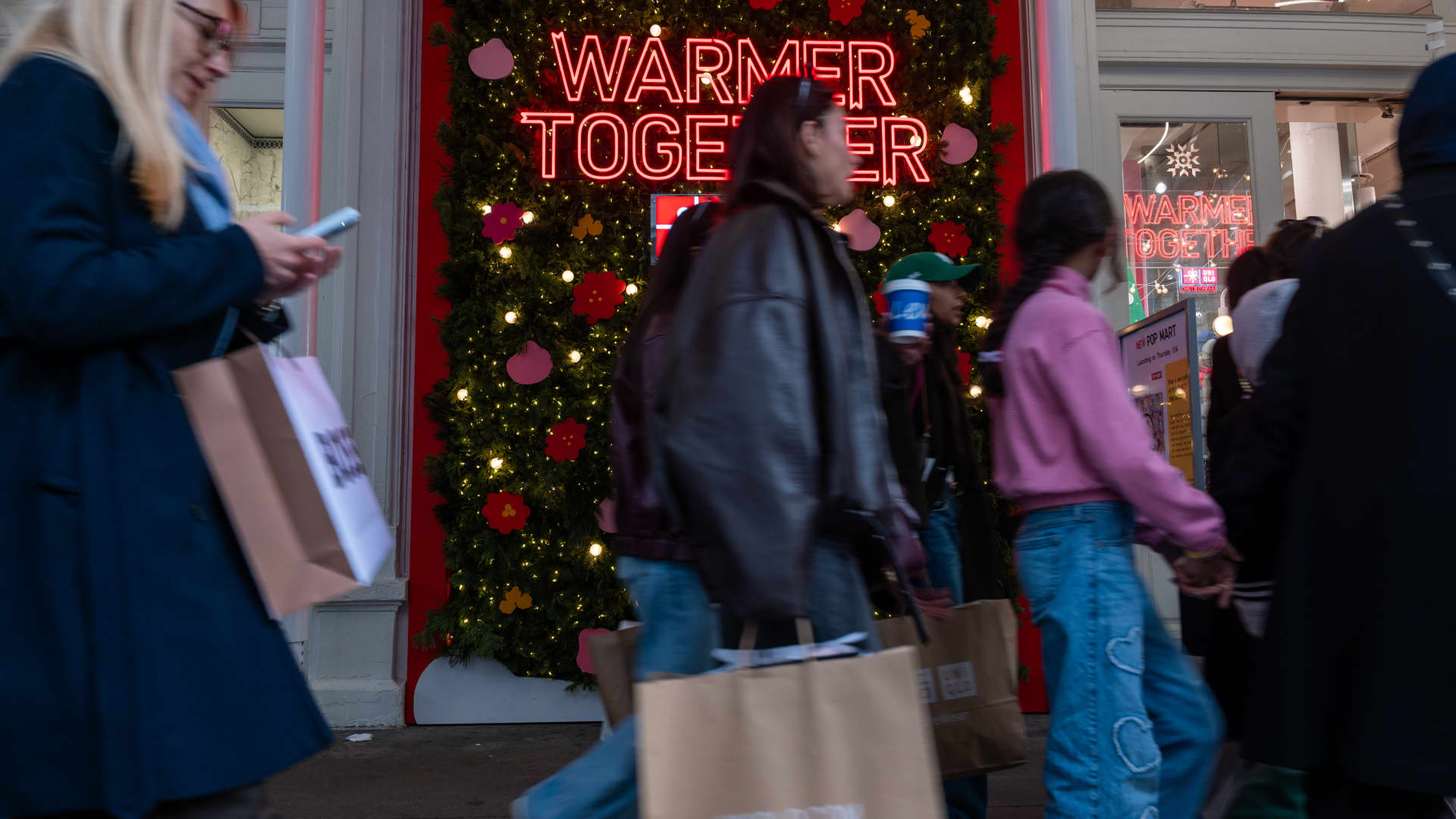 Fewer burritos, more bargains: Consumers flash holiday warning signs