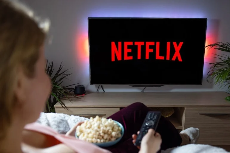 Analyst Stays Bullish On Netflix, Sets $1,200 Price Target: Formula 1 Racing, Video Podcasting To Expand Total Addressable Market