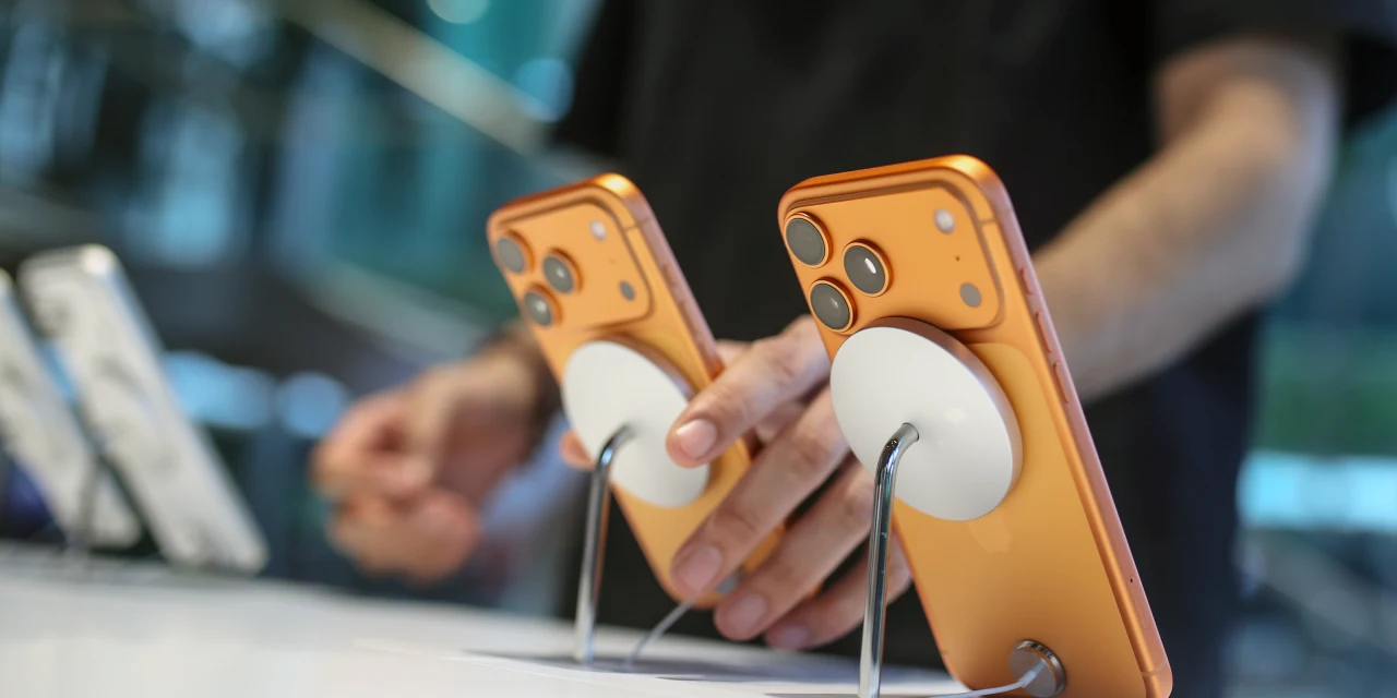 Memory Shortage Haunts Apple’s Blowout iPhone Sales