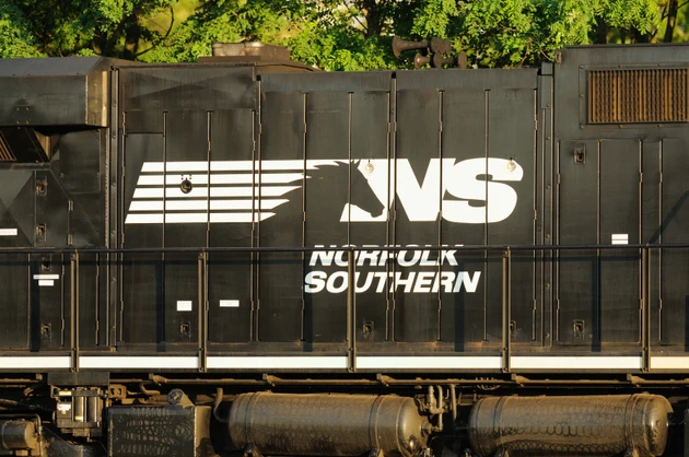 Norfolk Southern/Union Pacific deal spread narrows amid Trump comments