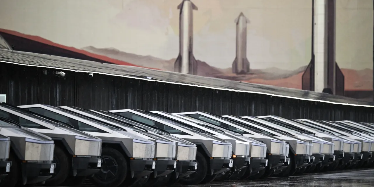 Why the SpaceX Hype Isn’t Boosting Tesla Stock