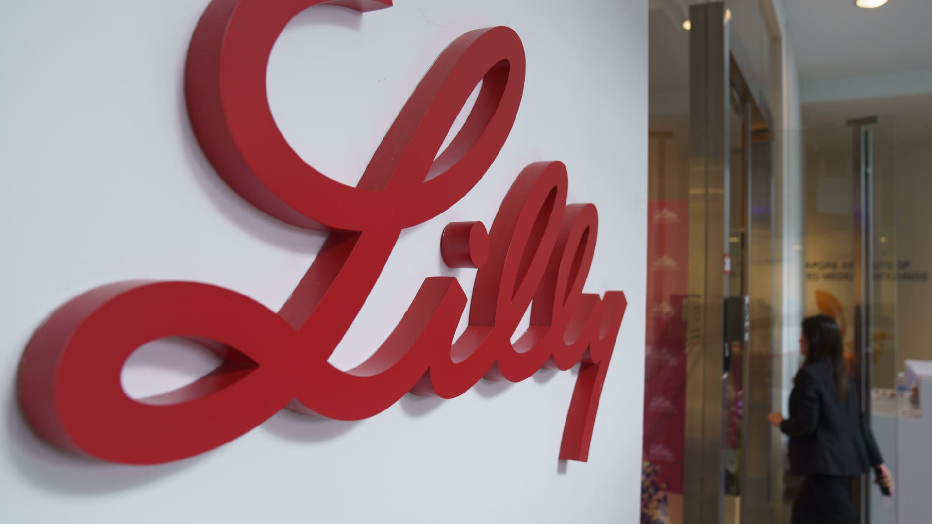 Eli Lilly says obesity pill helps maintain weight loss after patients switch from Wegovy, Zepbound