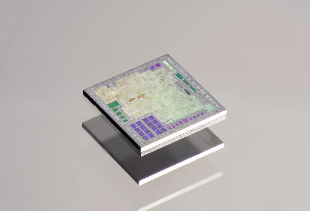 Got $10,000? TSM vs Micron: The Better Buy in 2026