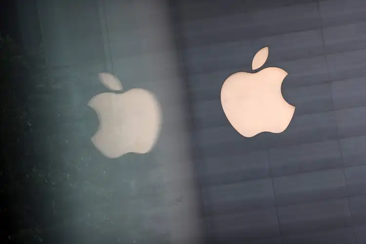 Apple rises after 'strong' Q3 but analysts also mull on tariffs, AI