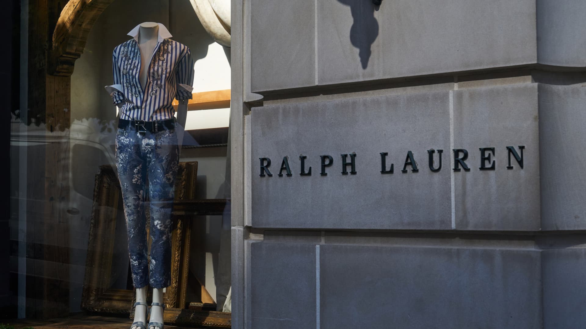 Ralph Lauren shares have flatlined in 2026. Here's how to profit anyway