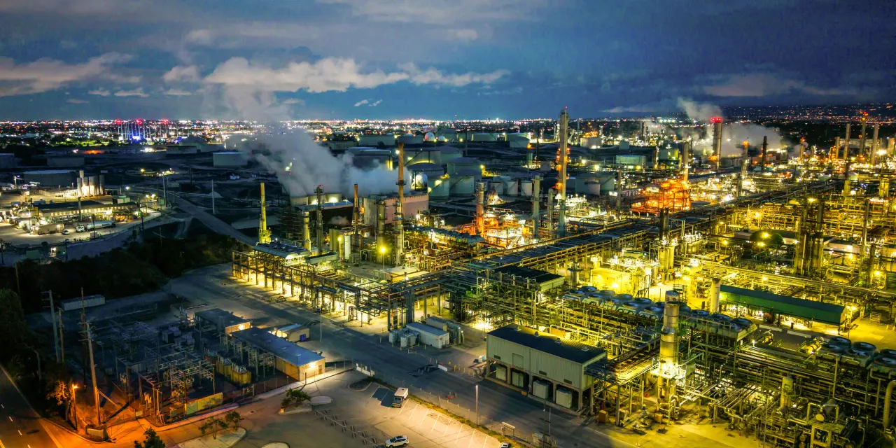 Exxon’s Stock Is on Track to Snap a 7-Day Losing Streak. What’s Lifting the Oil Sector.
