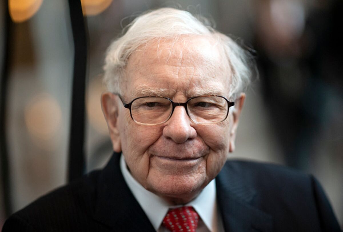 Buffett’s Berkshire Cash Hits $382 Billion, Earnings Soar