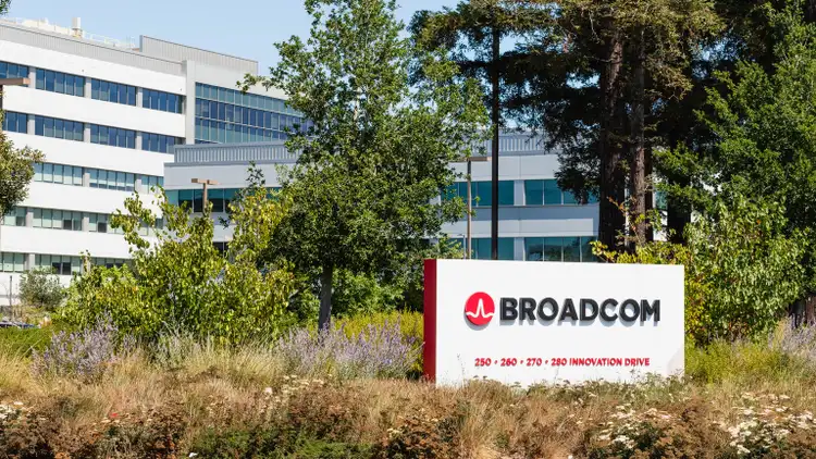 Broadcom starts shipping new Tomahawk Ultra networking chip