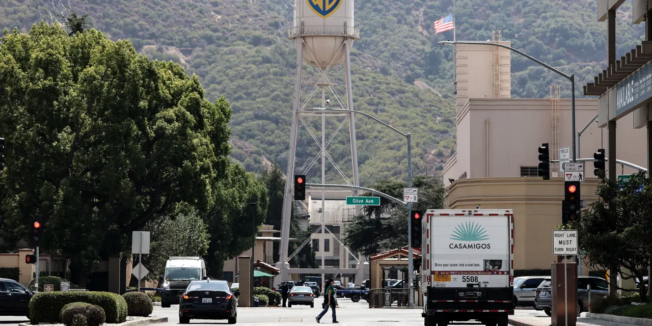 The Netflix-Warner Bros. Deal Has a Wildcard. How Paramount Could Still Win.