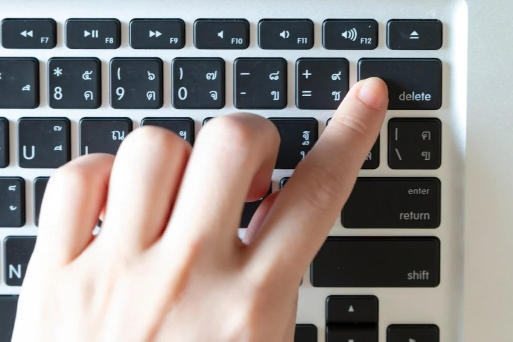 Big Promises, Bigger Fails: Meta's Cringe Demo, Apple's Misfires, GPT-5's Letdown And The Cloud Outages That Made Headlines In 2025