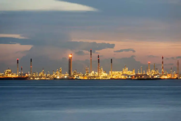 Vitol, Glencore are said to plan bid for Chevron’s stake in Singapore refinery