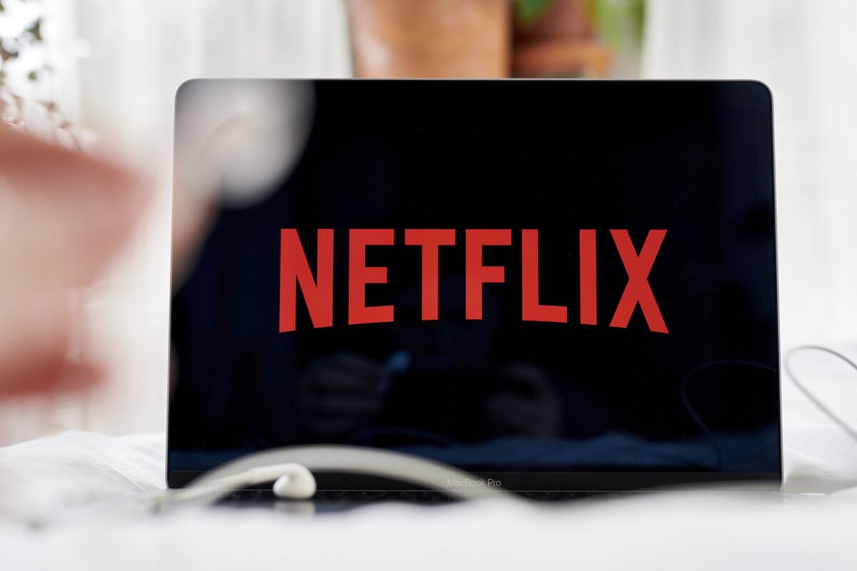 Netflix Faces Earnings Risk After Stock’s $260 Billion Wipeout