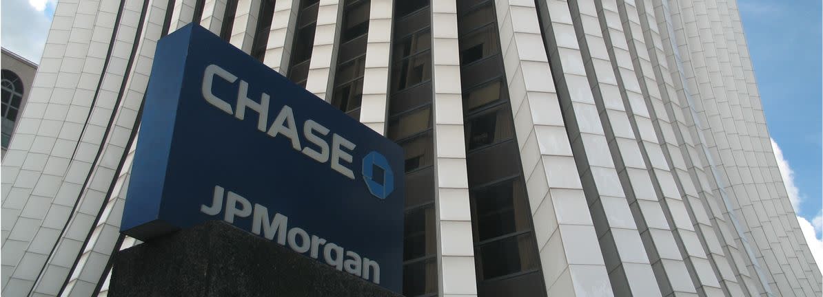 Insiders who bought in the last 12 months lose an additional US$26k as JPMorgan Chase & Co. drops to US$327b