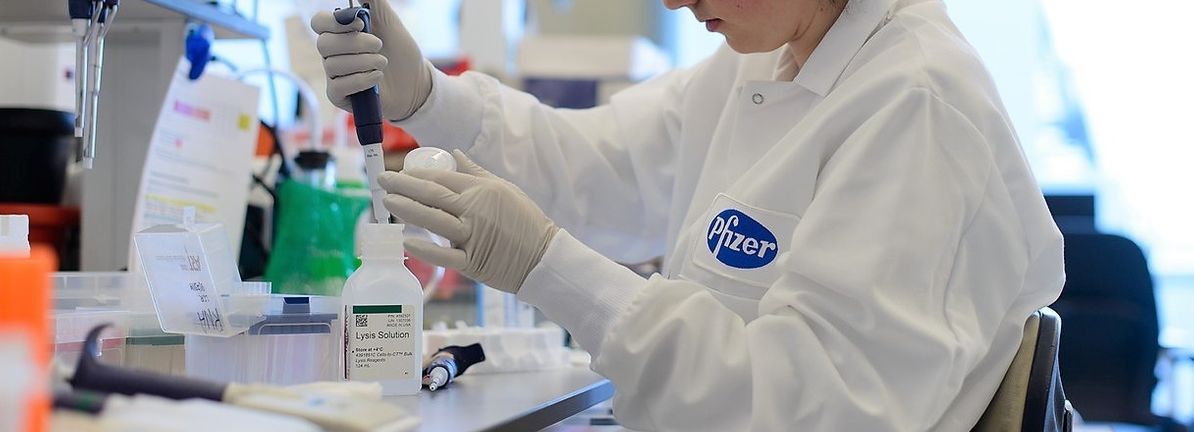 Pfizer Inc. Stock's Been Sliding But Fundamentals Look Decent: Will The Market Correct The Share Price In The Future? - Simply Wall St
