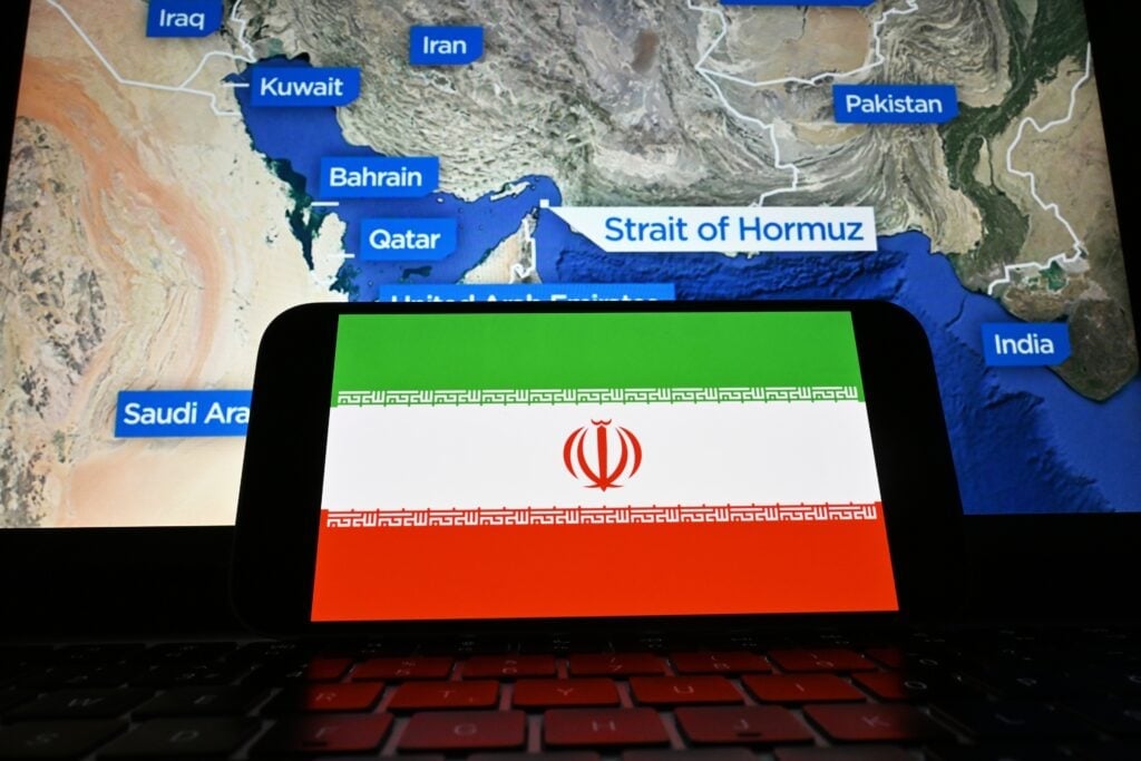 Fresh US-Iran Strikes Slash Strait of Hormuz De-escalation Odds by 50%
