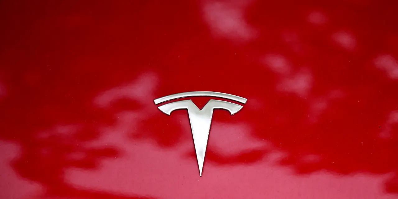 Tesla Stock Targets 4-Day Winning Run. Why Musk’s SpaceX Is Stealing Focus.