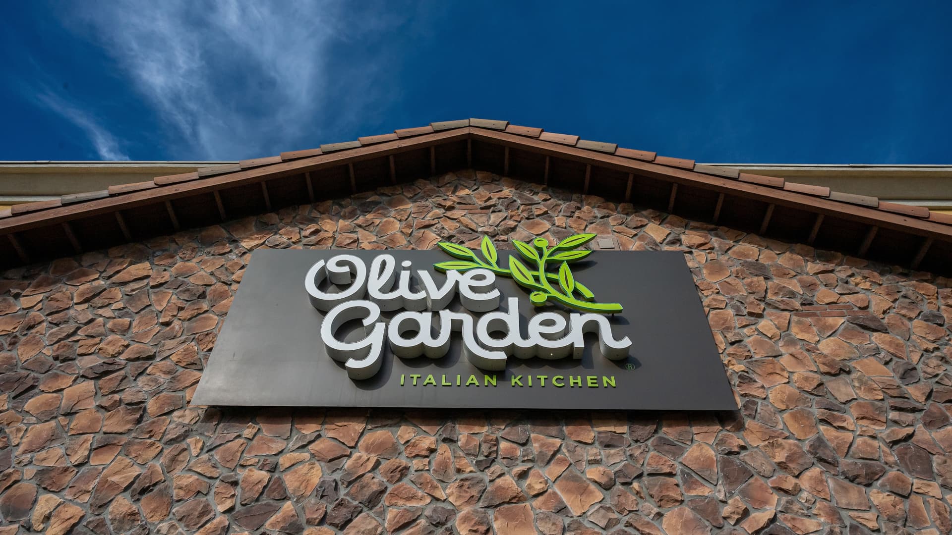Olive Garden owner Darden Restaurants hikes revenue outlook for second straight quarter