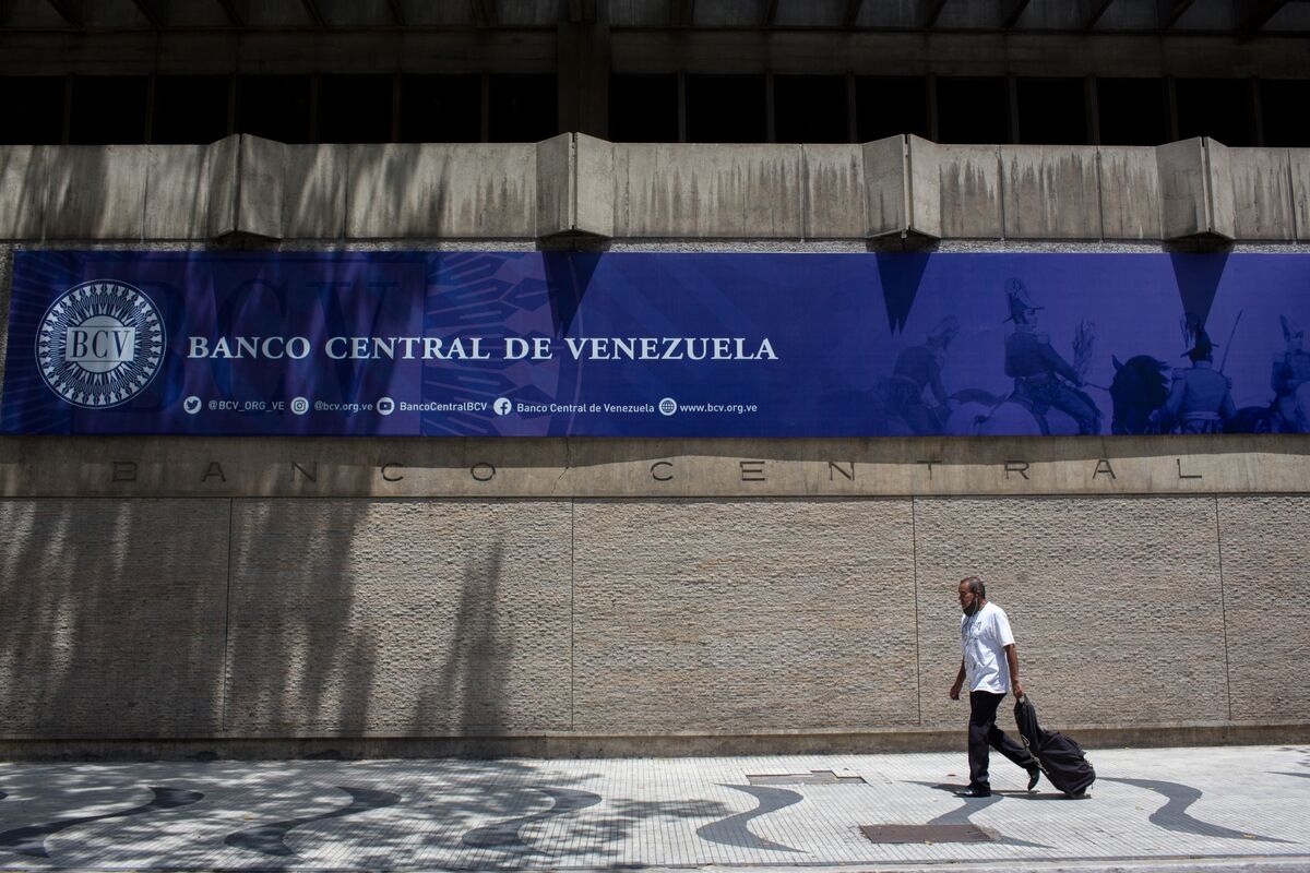 Venezuela Bonds Gain Ahead of JPMorgan Index Phase-in Process - Bloomberg