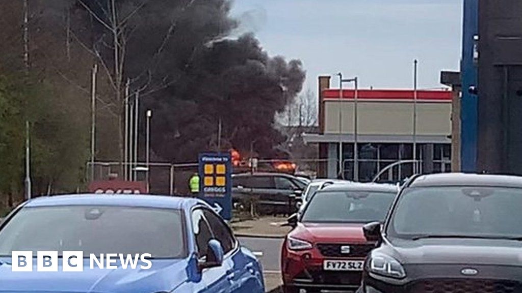 Thick plume of smoke seen as fire breaks out near Burger King - BBC.com