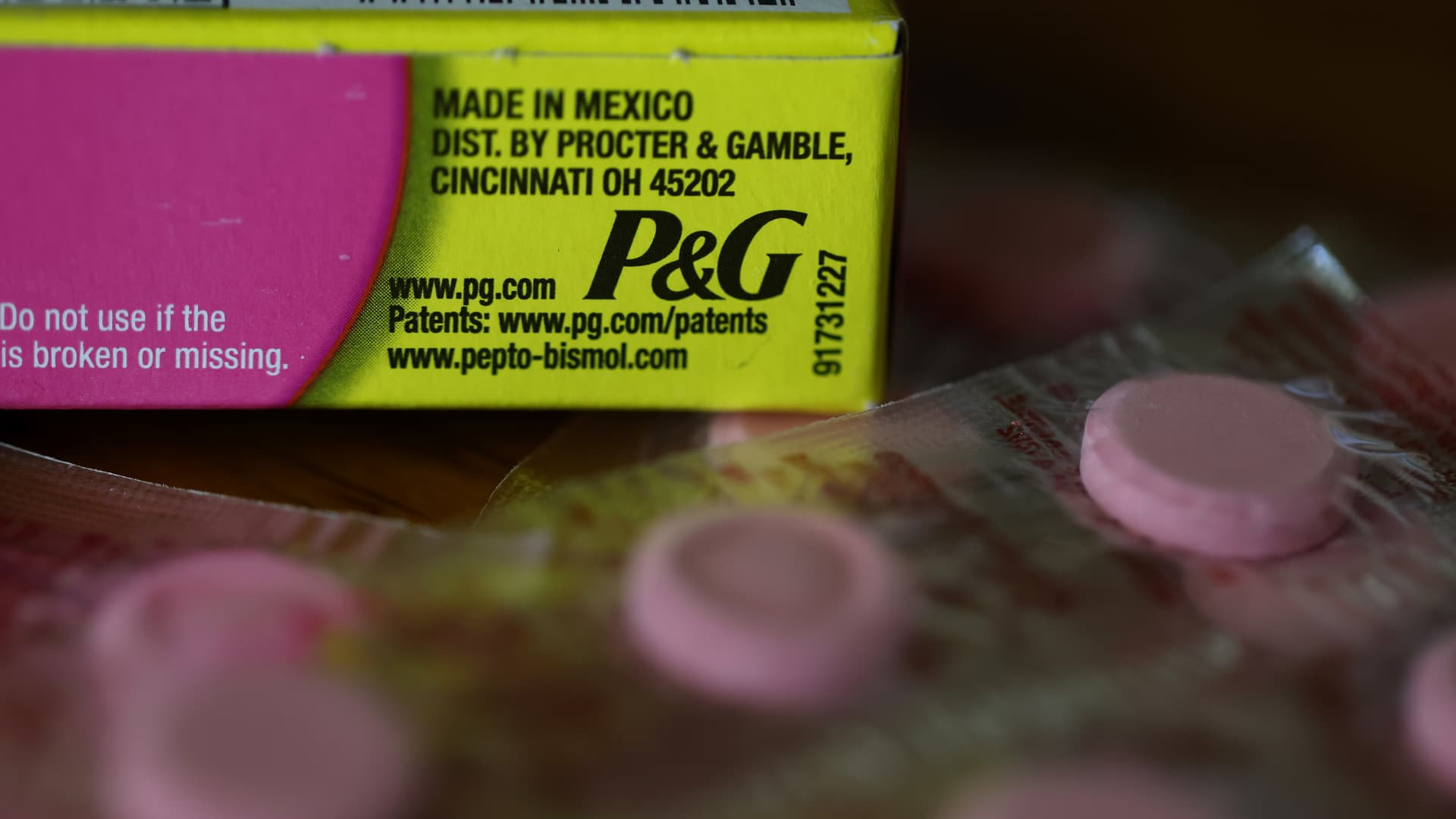 Procter & Gamble earnings top estimates, but shrinking demand weighs on sales