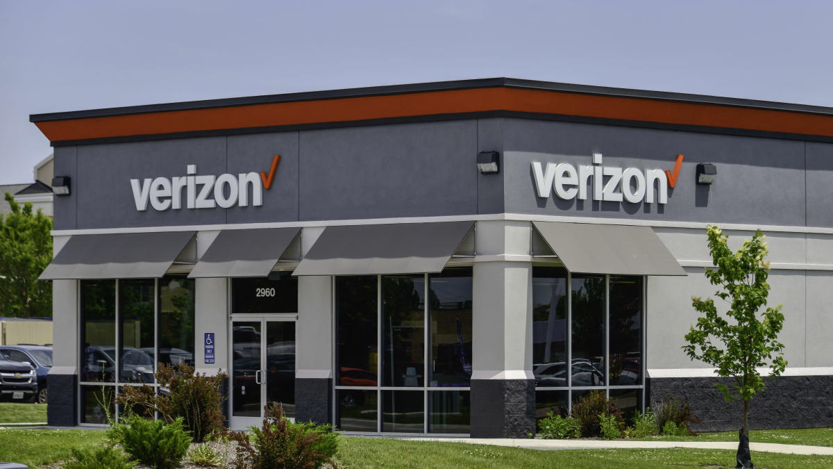 Verizon reaffirms guidance, loses fewer phone subscriber - Yahoo Finance