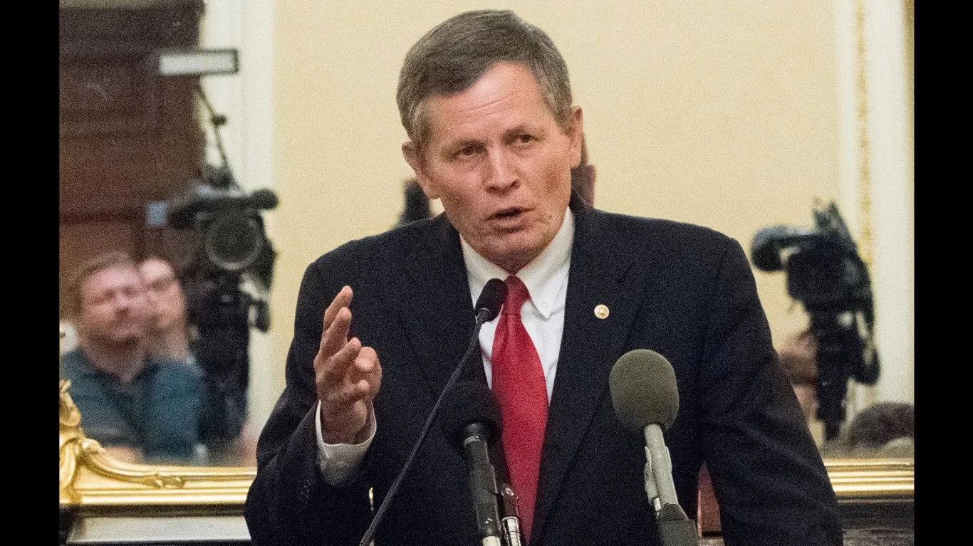 A Senate Bill Would Make Small Stablecoin Purchases Tax-Free and Close Crypto's Wash-Sale Loophole. What Changes for Bitcoin and XRP Holders?