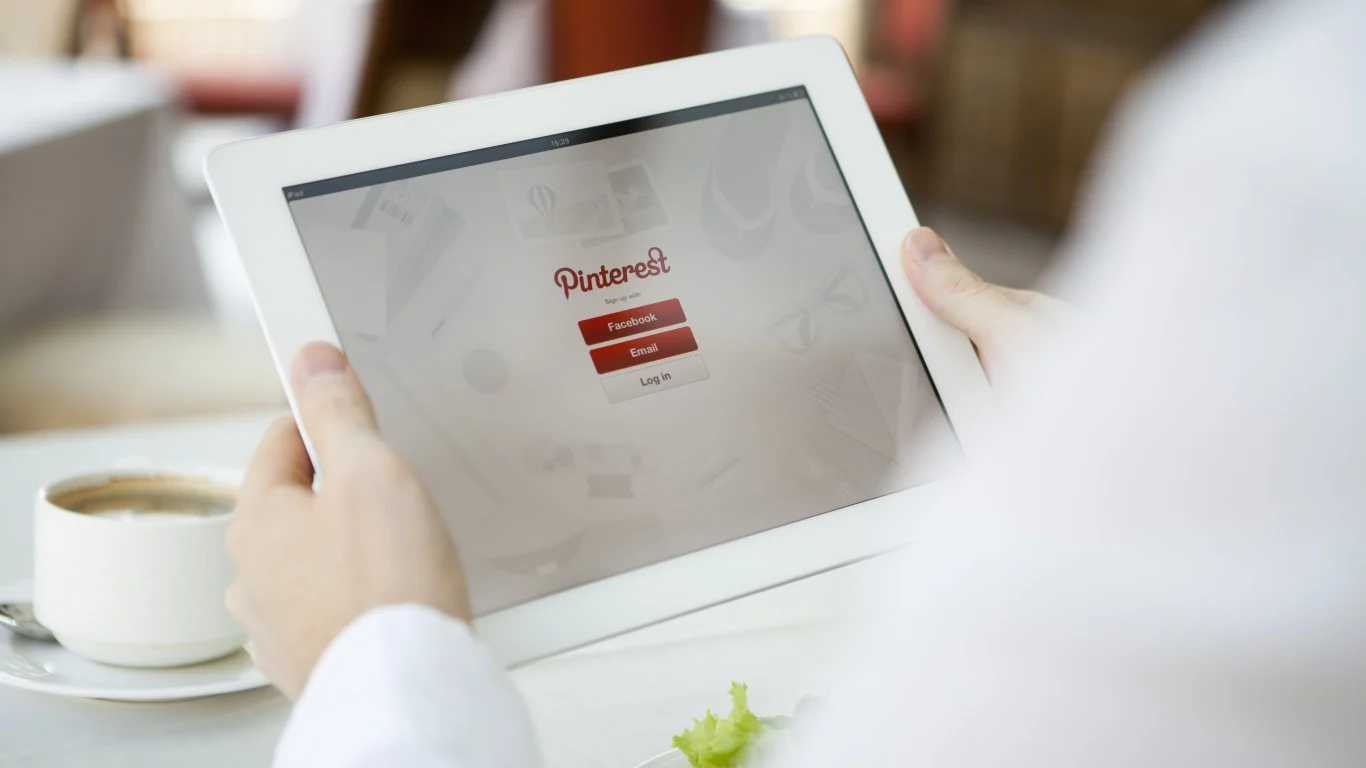 Pinterest Tumbles 8%, Reddit and Snap Pull Back: Is the Premium Multiple Unwinding?
