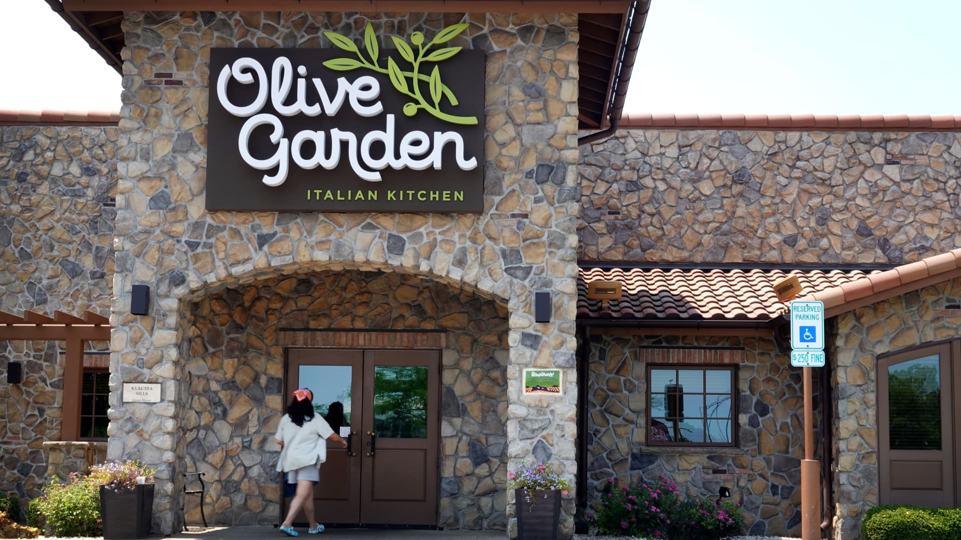 Darden Restaurants' sales rise 6%, fueled by Olive Garden and LongHorn Steakhouse