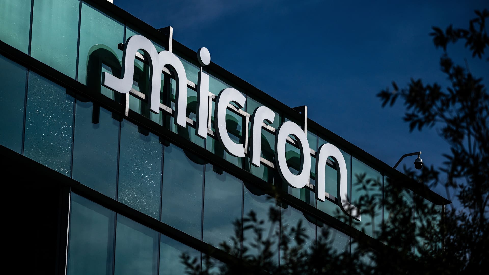 Micron surges more than 30% on week as memory chip rally goes parabolic