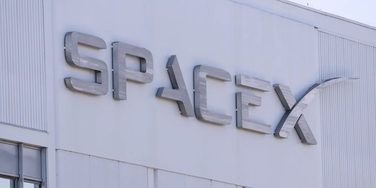 SpaceX’s Starlink Mobile plans are pressuring AT&T and Verizon shares