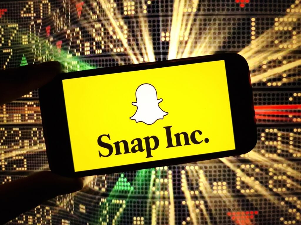 SNAP Stock Slides: Why Wall Street Thinks Snap's Futuristic New Smart Glasses Are Priced Too High