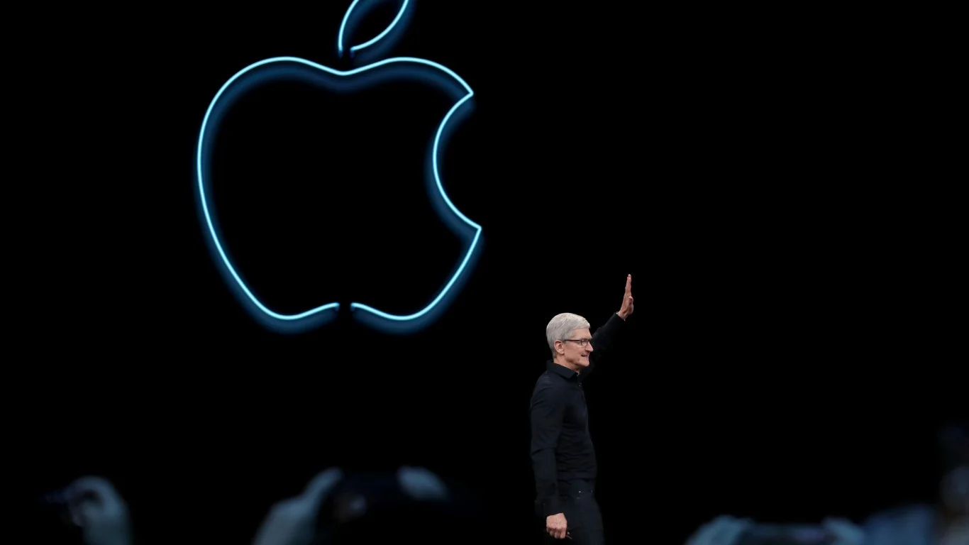 While Big Tech Spends $725 Billion Building AI, Apple Is Letting Them. And That May Be the Smartest Move in Tech