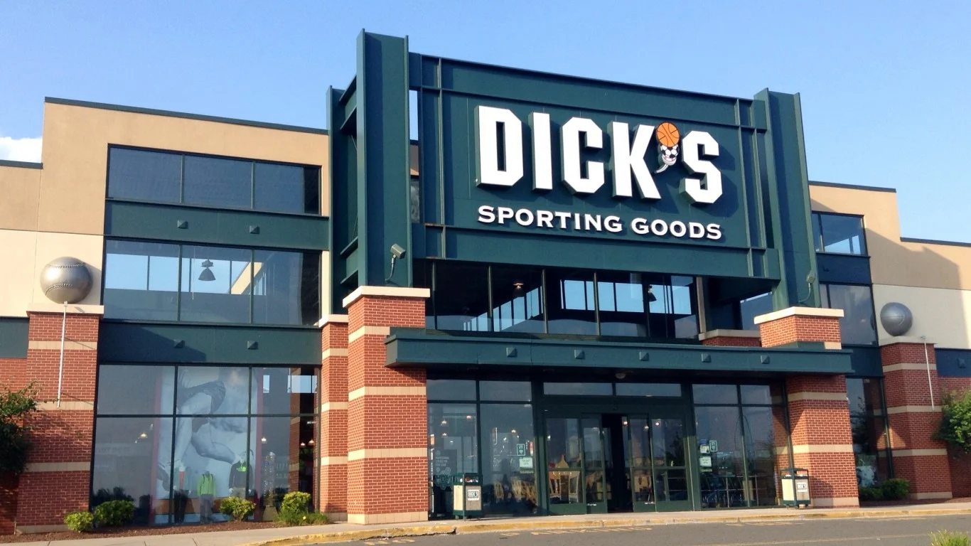 Dick's Sporting Goods Tumbles 25% as Foot Locker Drags Down Guidance; Lululemon Drops 4%, Nike Declines 3%