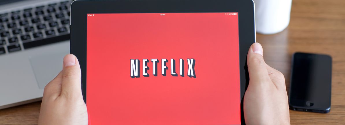 Netflix (NasdaqGS:NFLX) Sees 5% Dip Despite Strong Financial Results