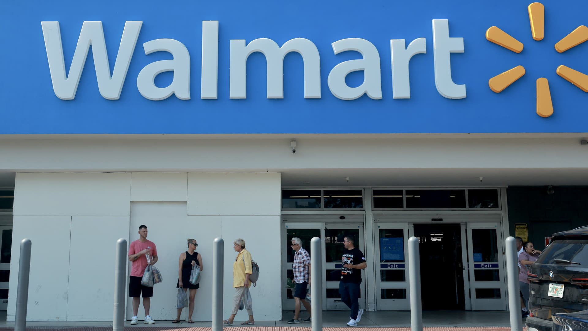 Two trades to generate some income from outperforming retailers Walmart and Amazon - CNBC