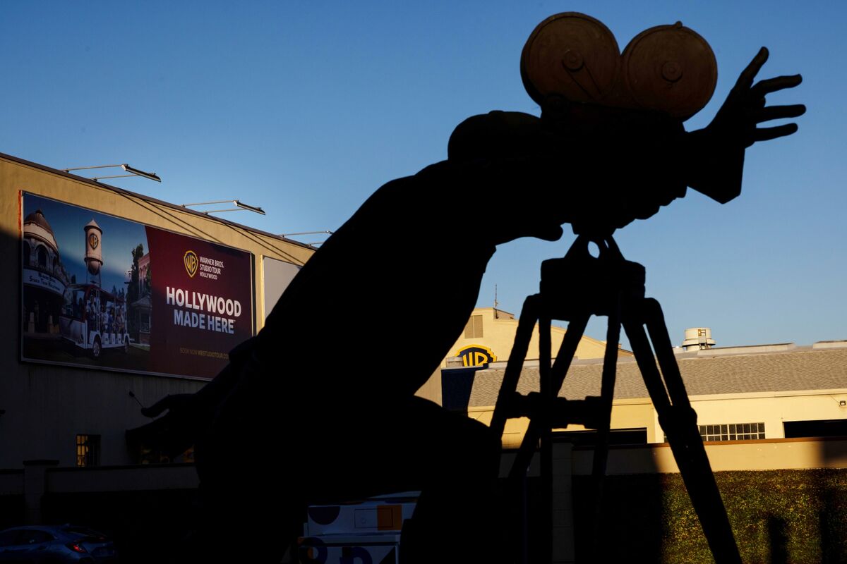 Warner Bros. Falls Below Netflix Offer as Bidding War Hopes Cool