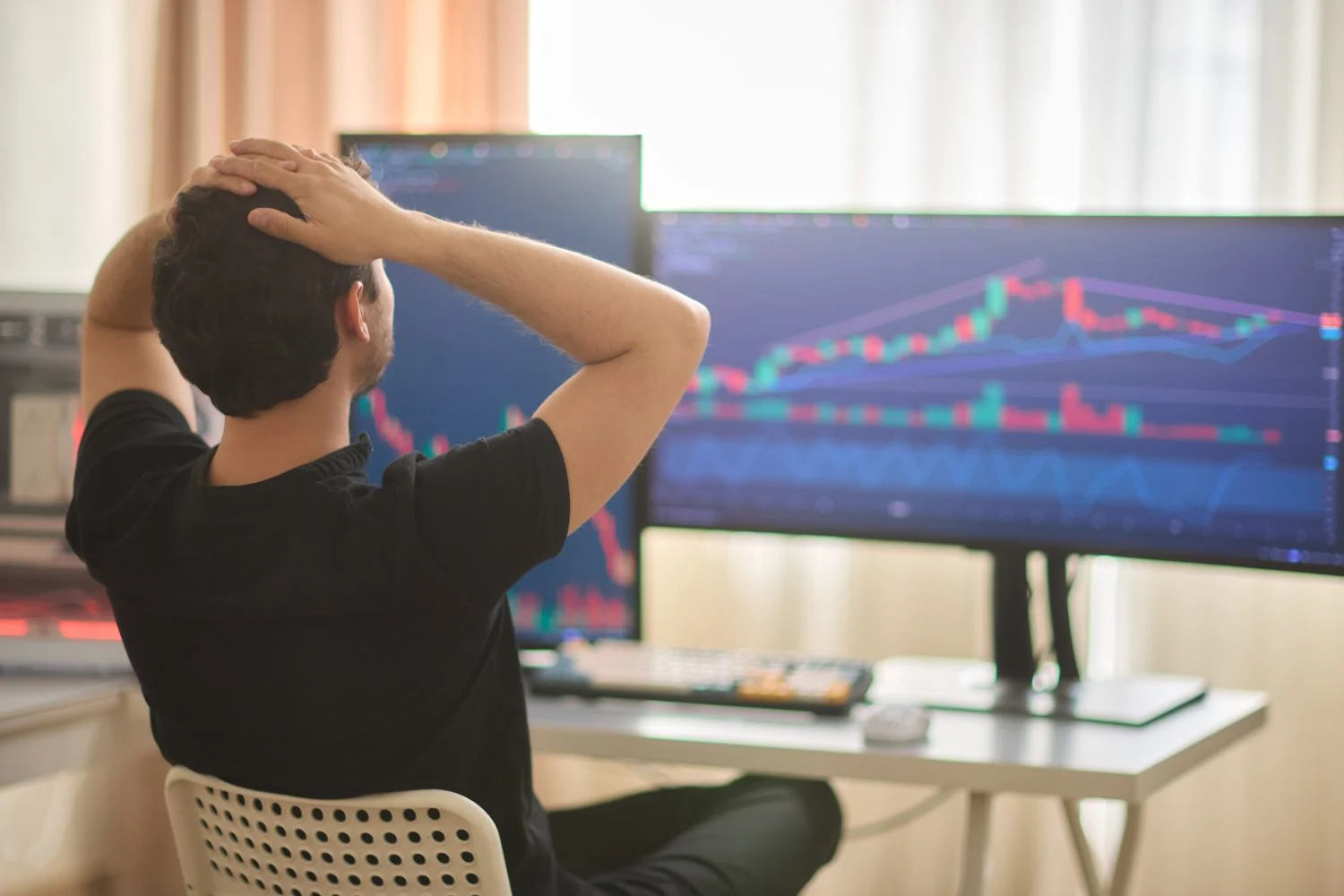 Why Is a Stock Down 97% This Year Paying to Appear Next to Palantir?