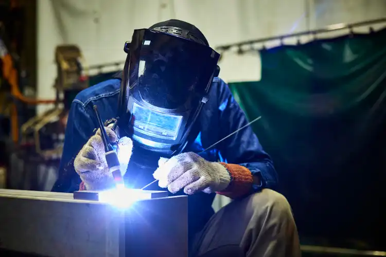 Lincoln Electric shares fall as earnings slide, margins compress