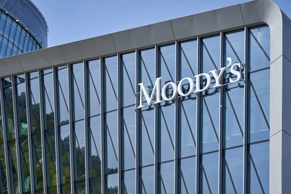 Moody's Stock Nudges 8%—Warren Buffett Walks Away With $888 Million