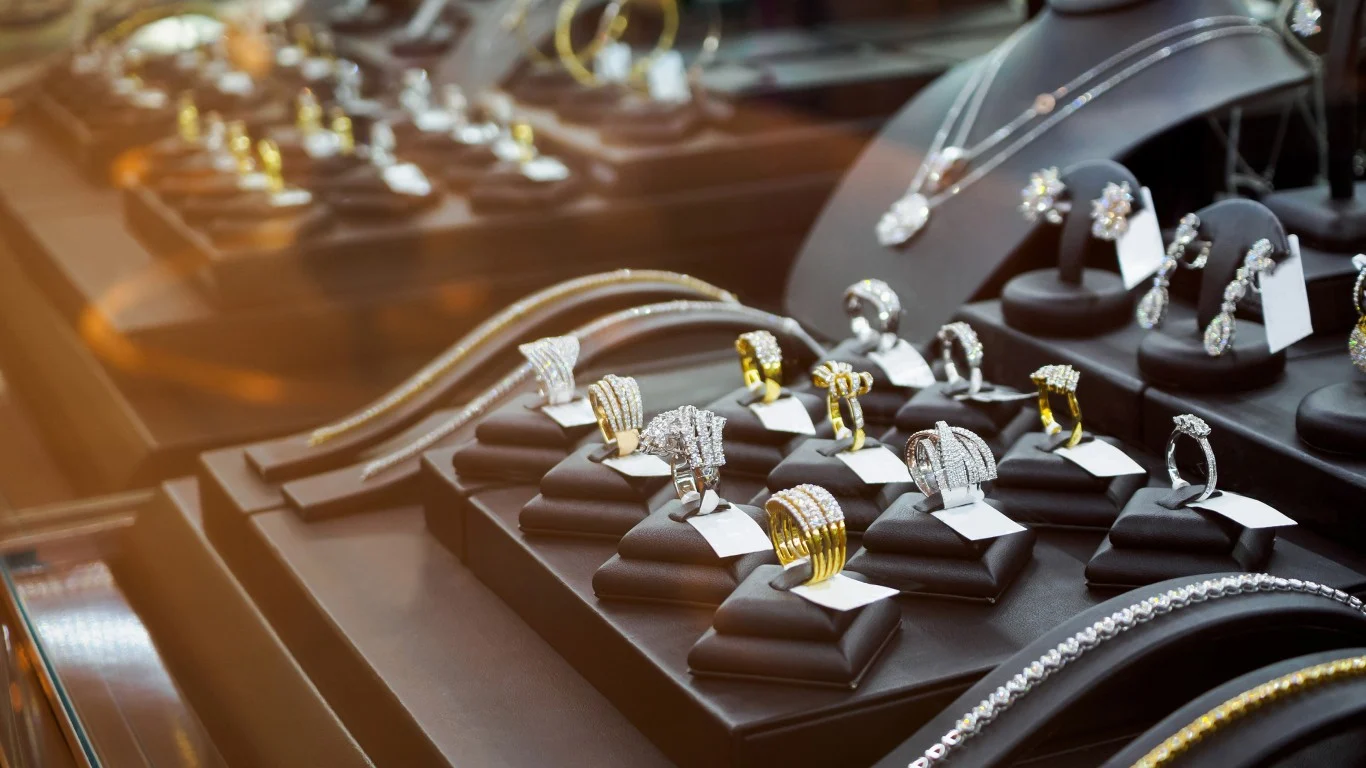 Signet Jewelers Surges 14% as Raised Profit Outlook Overrides Flat Sales Guidance, Tapestry Holds Steady