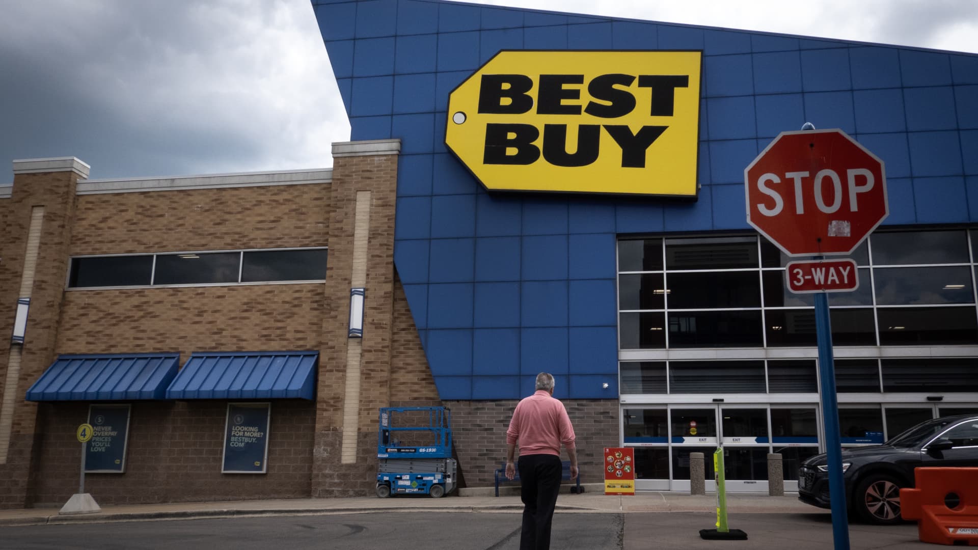 Best Buy beats on top and bottom lines as retailer aims to reinvigorate sales