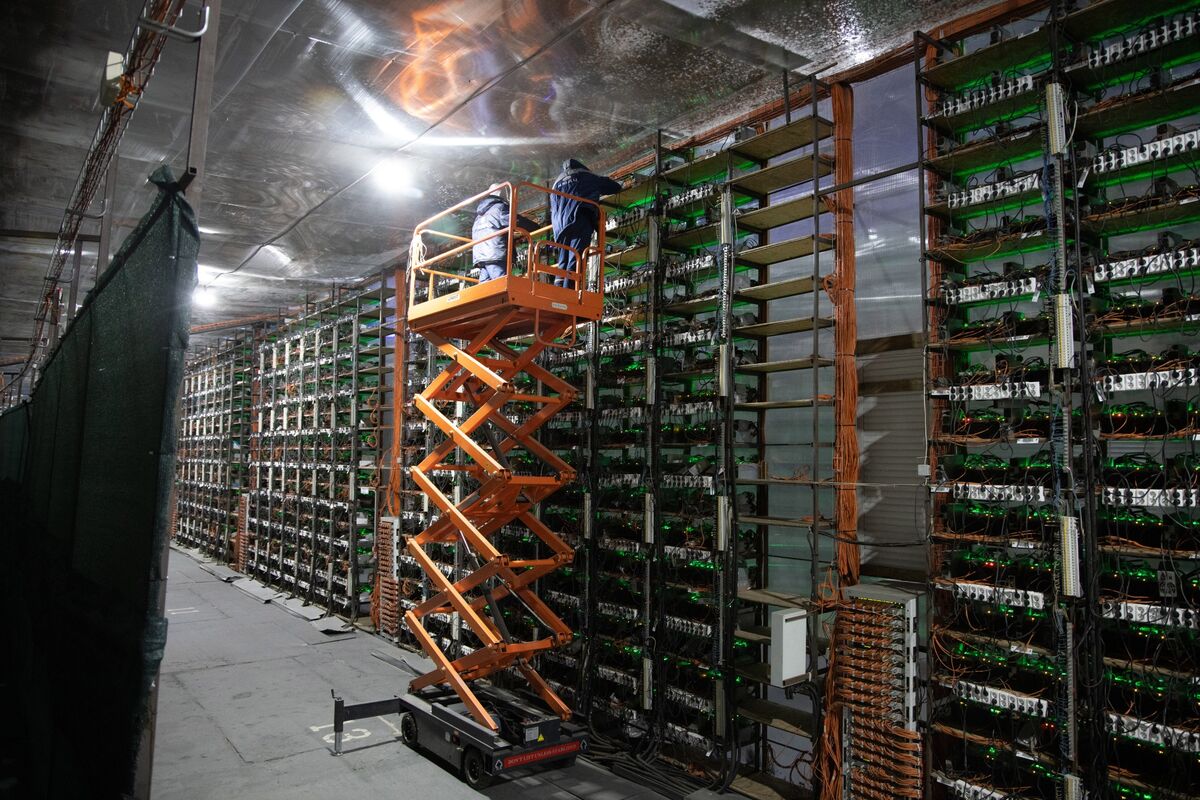 Bitcoin Drops Below $69,000 as War Fears Weigh on Crypto Markets