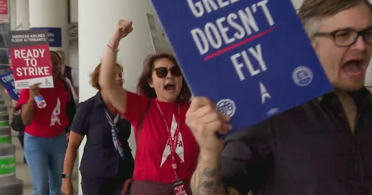 American Airlines continues negotiations with flight attendants amid protests at DFW International A - CBS News