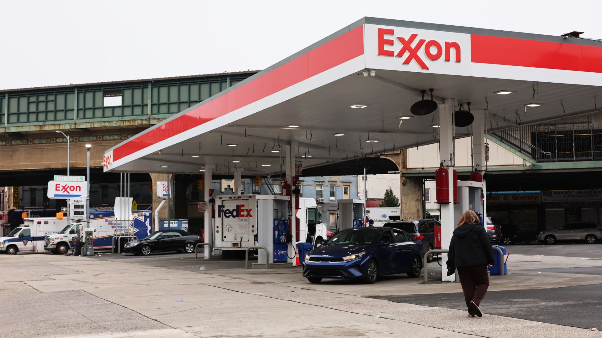 Exxon earnings beat, increases fourth-quarter dividend