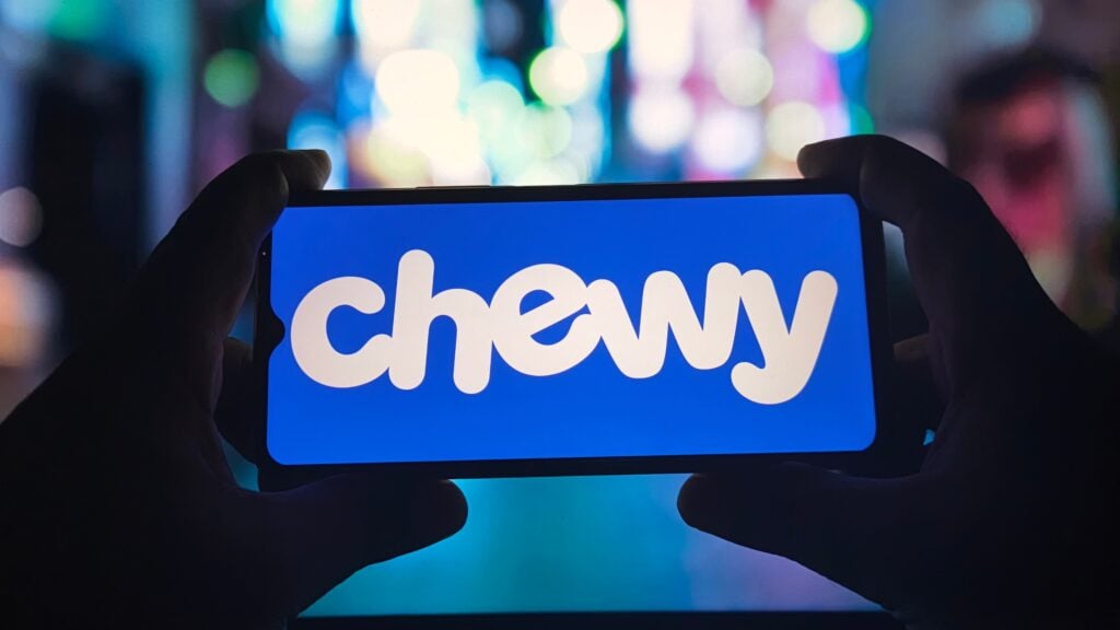 Chewy Flags Weaker Consumer, Trims Guidance Despite Topping Q1 Estimates