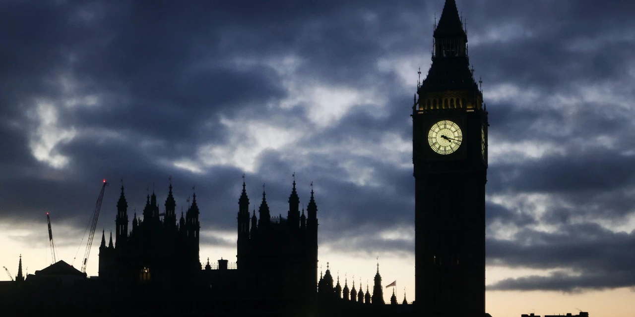 Gilt Yields Rise, Sterling Falls as Concerns Over Budget Resurface