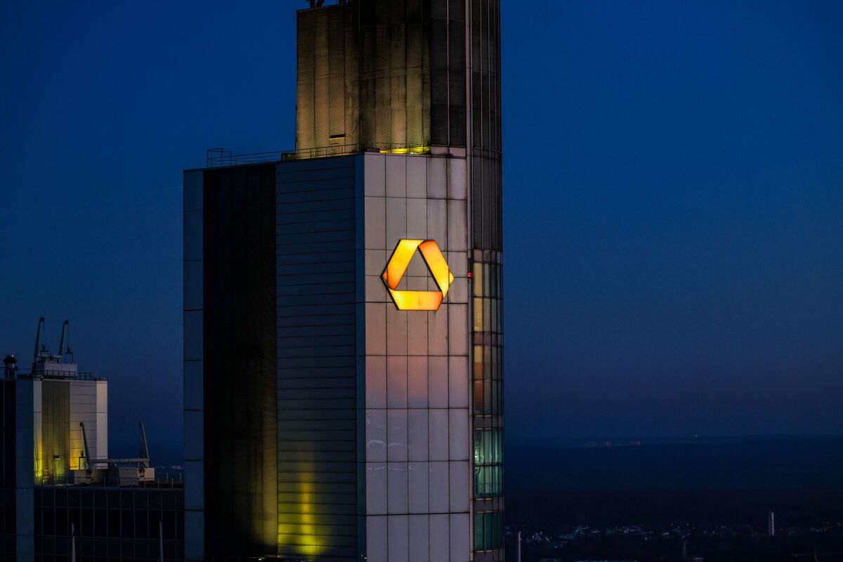 German Officials Mull Sale If UniCredit Sways Commerzbank