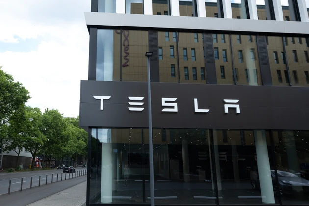 Tesla's U.S. auto market share improves even as sales drop by double digits again