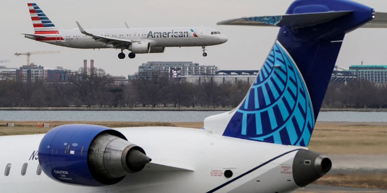 Bipartisan Senators Warn United and American Airlines on Potential Merger