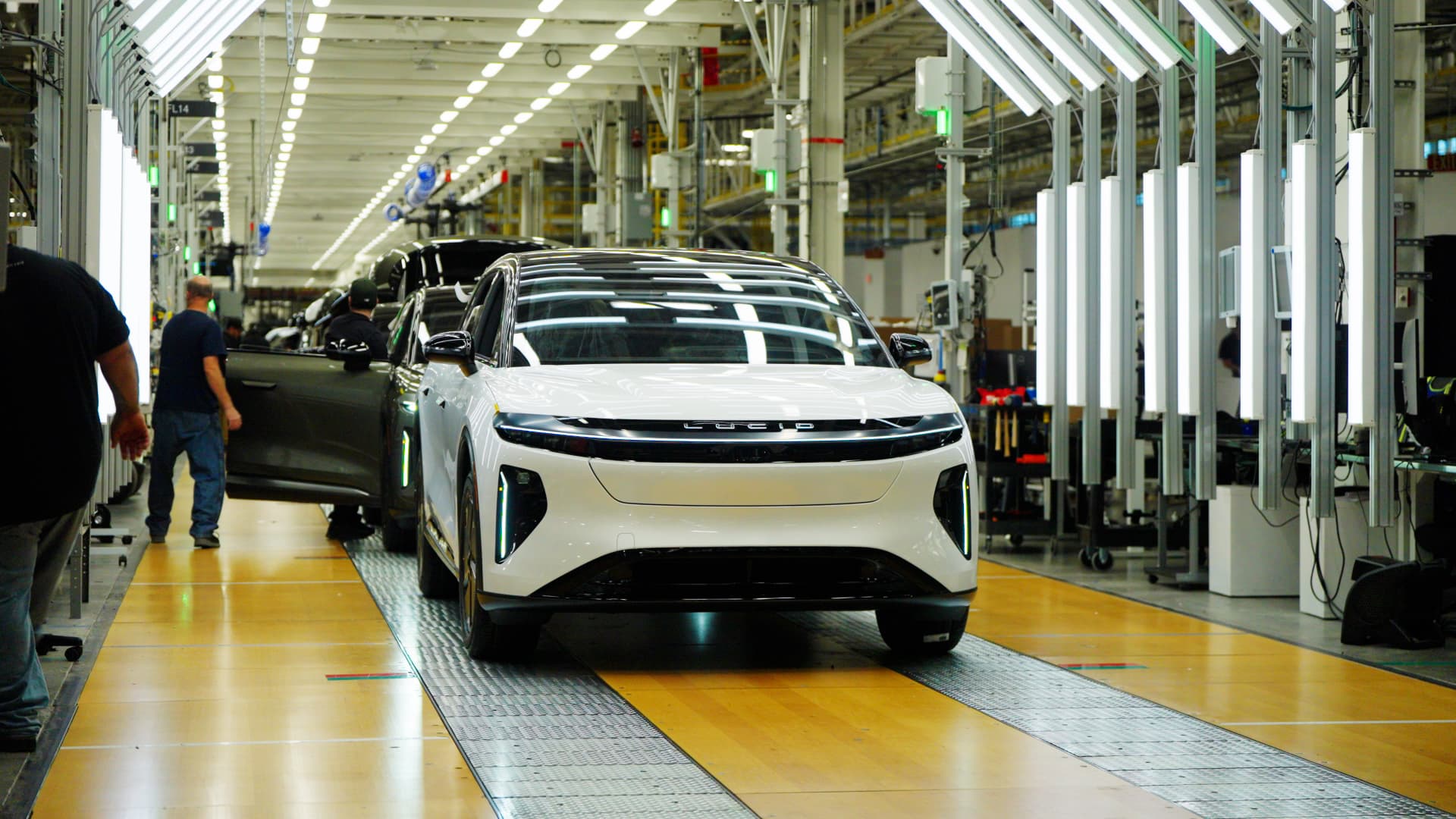 Lucid widely misses earnings expectations, forecasts slowing EV growth in 2026